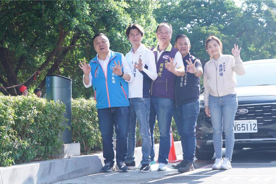 彰化縣員林市公所為提供民眾更智慧的路邊停車服務，率先全彰化設置智慧停車柱，目前設置的區域包括員林公園、三民街、員林國小等停車轉換率高的地區。（吳建輝攝）