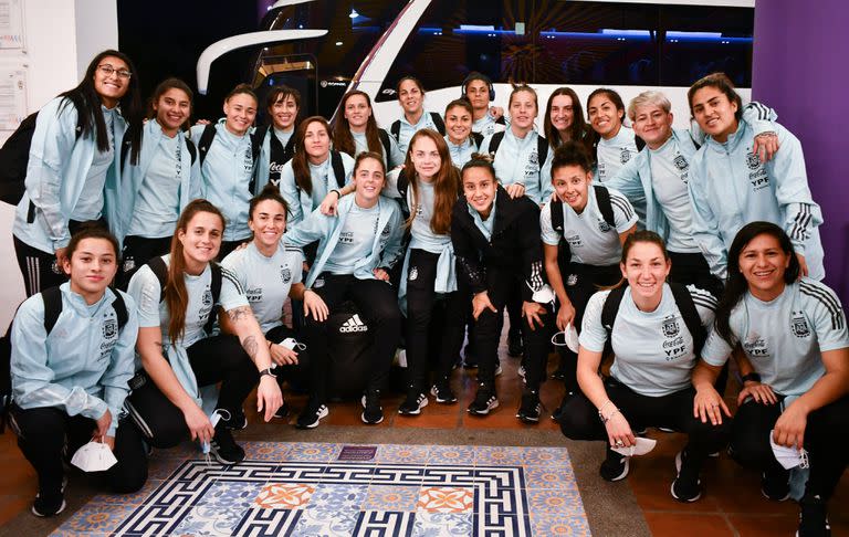 El plantel de la selección femenina de fútbol de la Argentina, en su llegada a Colombia para disputar la Copa América