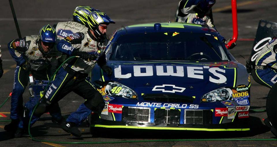 Mike Trower moves to the left side of the No. 48 Chevrolet during at Jimmie Johnson pit stop at Phoenix Raceway in 2006