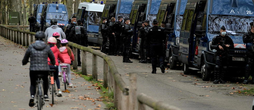 Déploiement des forces de l'ordre  au parc de Miribel Jonage près de Décines, le 29 octobre.
