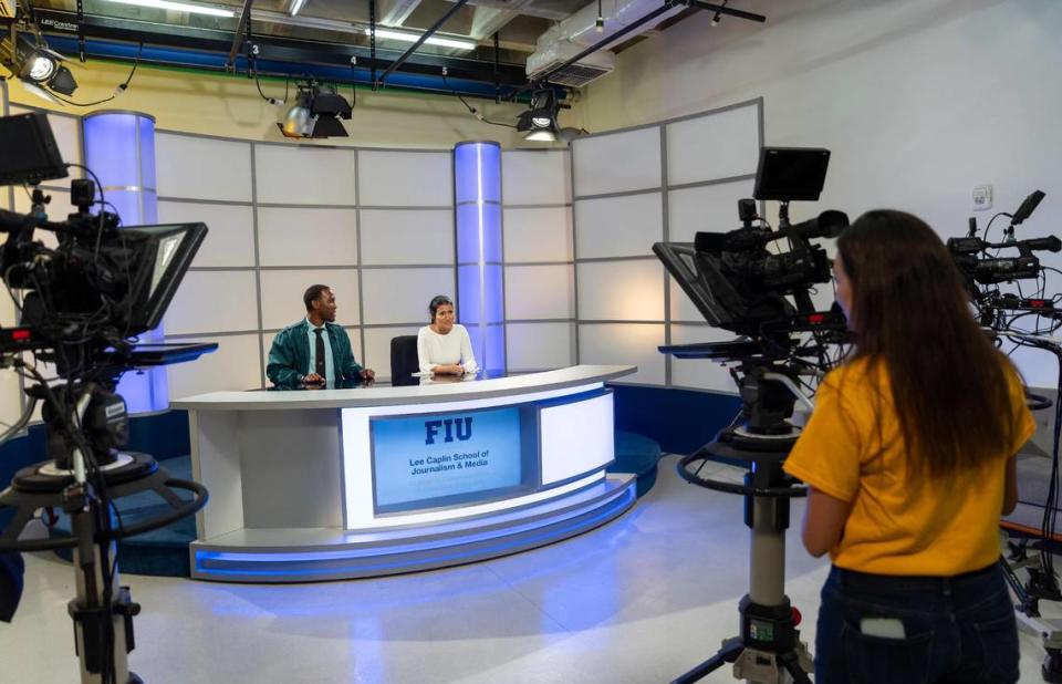 Estudiantes de difusión digital de la FIU Julian Davis y Tania Jiménez usan el estudio de noticias de la Escuela de Periodismo y Medios Caplin en el Campus de Biscayne Bay de la Universidad Internacional de la Florida, el viernes 17 de noviembre de 2023, en North Miami, Florida.