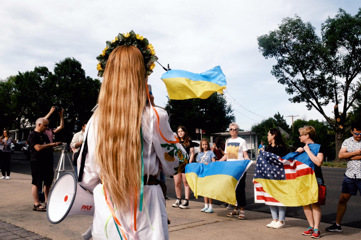 Una casa en la calle frente a la embajada rusa en Washington exhibe banderas ucranianas y lemas contra la guerra, el 27 de mayo de 2023. (Kyna Uwaeme/The New York Times).