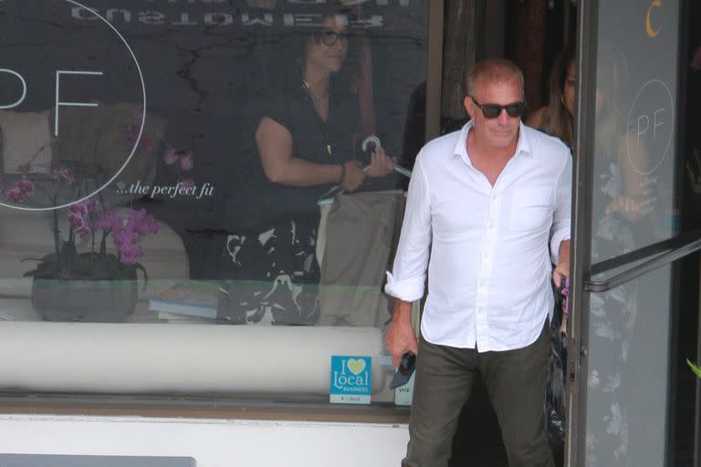 Kevin Costner se mostró mucho más delgado por las calles de Montecito. El actor fue visto saliendo de un local de arreglo de ropa con un pantalón de vestir, una camisa blanca y zapatillas