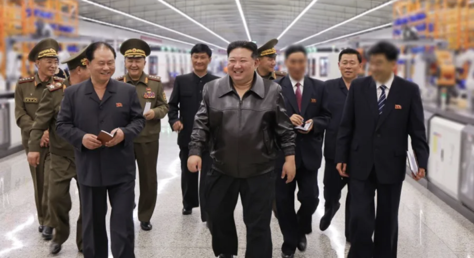 北韓領導人金正恩近日視察軍工企業。   翻攝自 騰訊網 直新聞