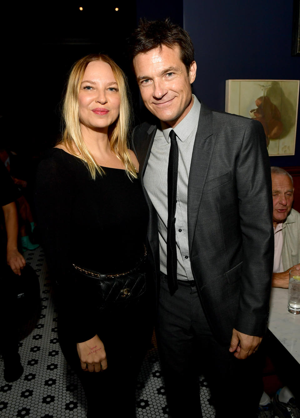 Sia mit Jason Bateman: Kein Grund, ihr Gesicht zu verstecken (Bild: Getty Images)