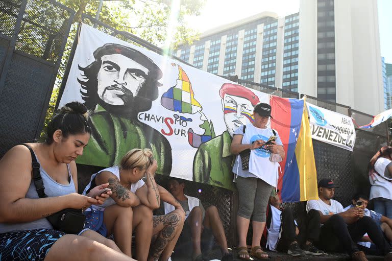 La presencia de jefas y jefes de Estado y de Gobierno de la Comunidad de Estados Latinoamericanos y Caribeños que se reúnen hoy en Buenos Aires el lunes, convoca la presencia de manifestantes en su apoyo