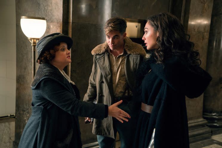 Etta Candy (Lucy Davis) lernt Diana in „Wonder Woman” durch Steve Trevor (Chris Pine) kennen. (Bild: Warner Bros.)