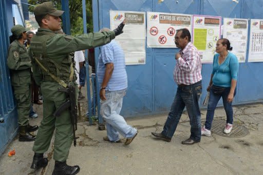 Los venezolanos votaban este domingo a su futuro presidente entre Hugo Chávez, aspirante a permanecer dos décadas en el poder, y el ex gobernador Henrique Capriles, que preconiza un cambio de rumbo frente al actual modelo socialista, en las presidenciales más inciertas desde 1998. (AFP | leo ramirez)