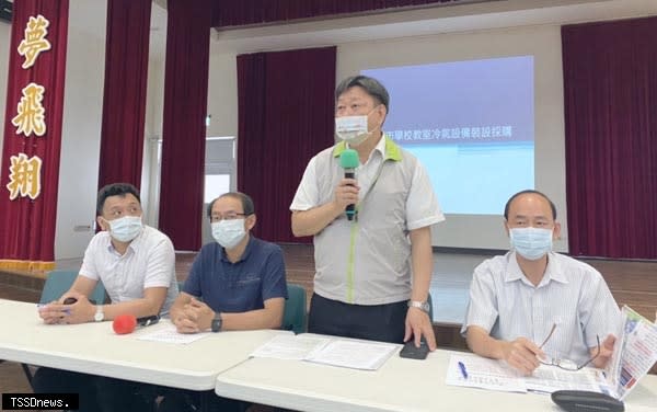 南市教育局召開擇定冷氣廠商說明會，由得標廠商說明冷氣方案及創意回饋內容，市府堅持應符合需求並嚴格拒絕關說。（記者李嘉祥攝）