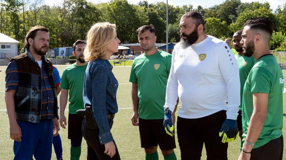 Charlotte Lindholm (Maria Furtwängler, dritte von links) trifft als Frau von der Polizei auf wenig "Respekt" in der Gruppe der Flüchtlings-Fußballer. Da rastet sie auch mal aus. Nicht nur der Trainer (Sascha Geršak, links) staunt darüber. (Bild: NDR / Christine Schroeder)