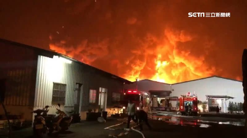回收廠發生火警，火勢延燒到晚上。