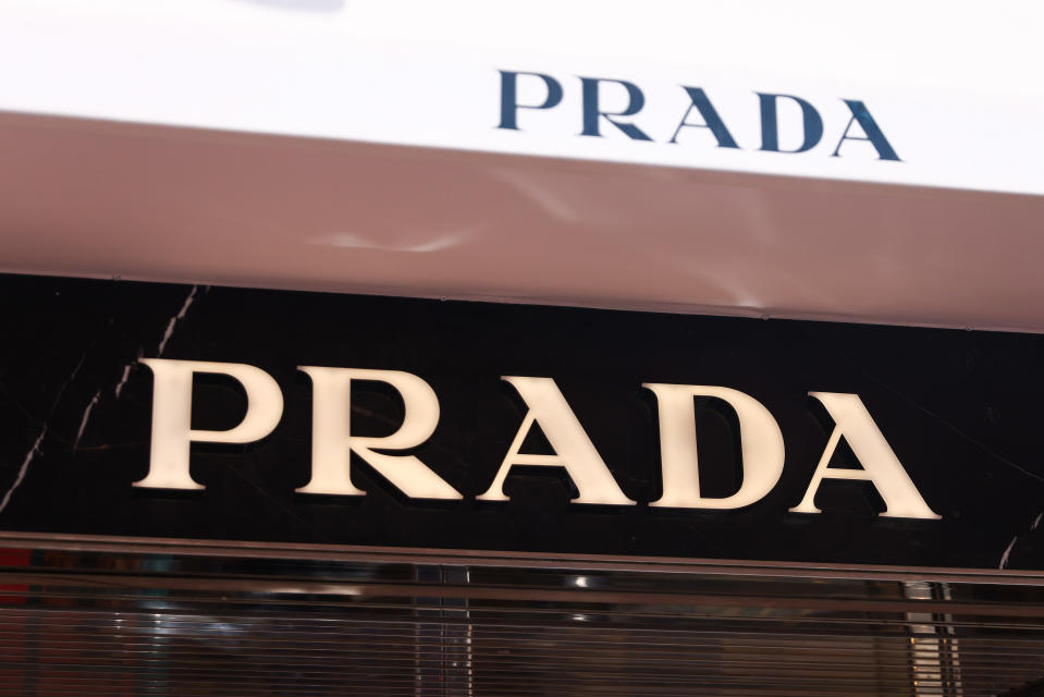 俄侶則因地緣政治問題常被制裁，估計較難入圍；新秀麗、普拉達（Prada）入圍機會較大。