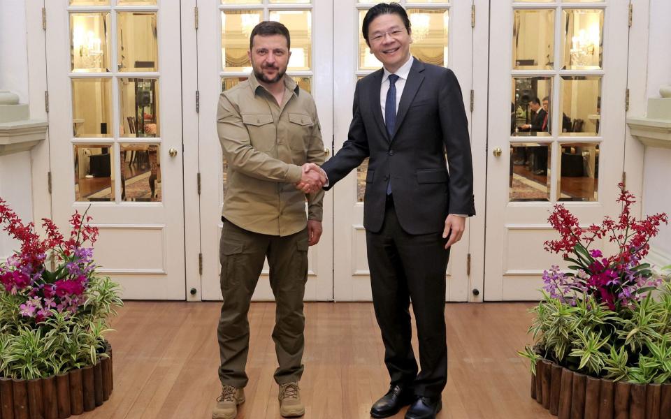 Singapore prime minister Lawrence Wong shaking hands with Volodymyr Zelensky