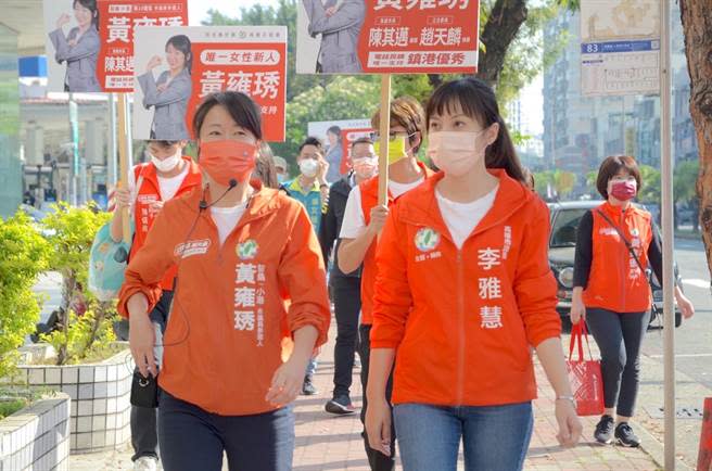 國民黨高雄市長候選人柯志恩日前提出青年政策，民進黨高市議員候選人李雅慧、黃雍琇痛批，柯志恩提的青年政策根本是為了騙選票。（湧言會提供／洪浩軒高雄傳真）