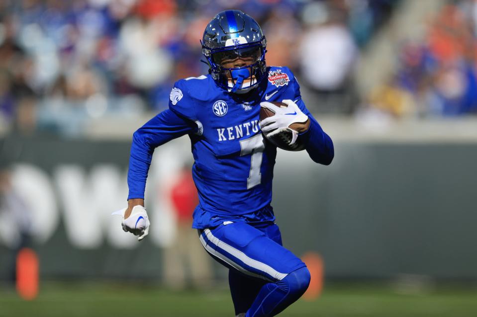Kentucky Wildcats wide receiver Barion Brown (7) scores a touchdown during the first quarter.