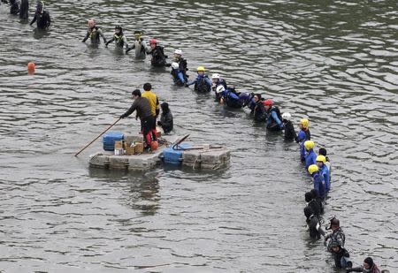 Emergency personnel conduct search operations in the water near the site of the crashed TransAsia Airways plane Flight GE235 in New Taipei City February 6, 2015. REUTERS/Pichi Chuang