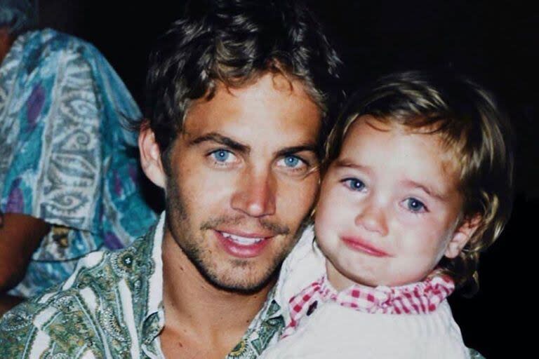 Meadow Walker, de pequeña, junto a su papá. Hoy tiene 24 años y es modelo, pero además creó una fundación en honor a su padre