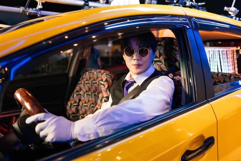 蕭煌奇在MV中扮演計程車司機，人生第一次「開車」上路表示很興奮。（圖／華納音樂提供）