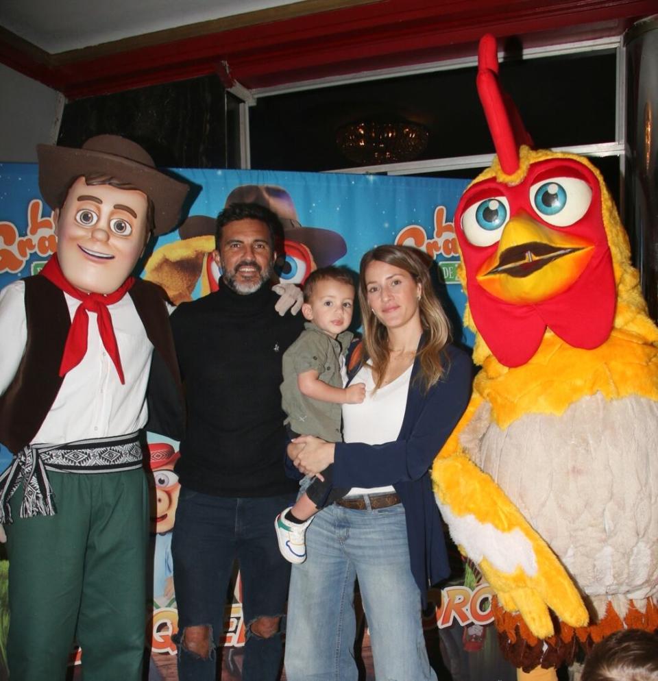 Fabián Cubero, Mica Viciconte y su hijo Luca acudieron a ver en familia La granja de Zenón