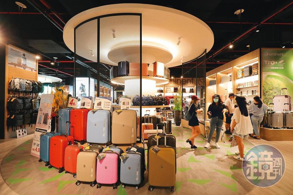「萬國廊」中展示萬國行李箱推出的各種旅行用品，包括國內未販售的代工產品。