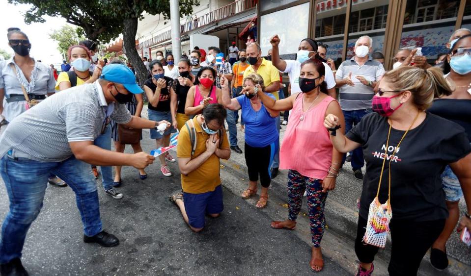 Un manifestante en las protestas del 11 de julio del 2021 en Cuba es acosado por partidarios del régimen en La Habana. Hoy permanecen en las cárceles más de 1,000 presos políticos, algunos con condenas de una década por manifestarse pacíficamente. Sus familiares piden a los organismos internacionales atención a los presos y a las duras condiciones que enfrentan en medio de la crisis política y económica que atraviesa Cuba.