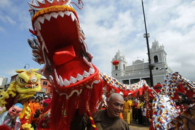 <b>6 décembre</b><br> Une danse traditionnelle du dragon pour inaugurer le quartier chinois de San Jose, au Costa Rica, qui joint la liste des 100 pays possédant un tel quartier. <br> (Reuters/Juan Carlos Ulate)