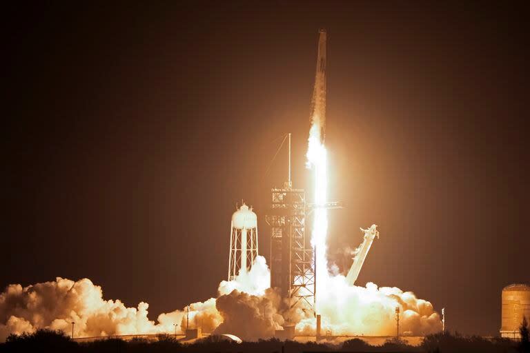 Un cohete Falcon 9 de SpaceX despega en una misión a la Estación Espacial Internacional desde la plataforma 39A del Centro Espacial Kennedy (Archivo)