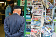 <p>Ein älterer Mann liest die Titelblätter der Zeitungen im Bezirk Sincan in Ankara. Die Türkei bereitet sich auf vorgezogene Präsidentschafts- und Parlamentswahlen am 24. Juni vor. (Bild: Getty Images/Altan Gocher/NurPhoto) </p>