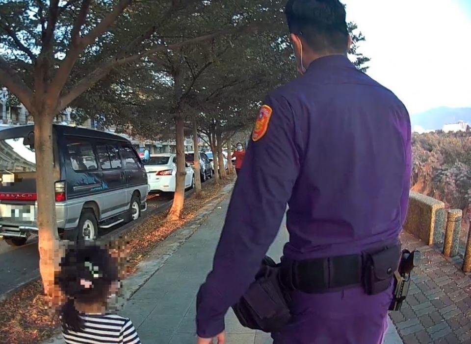 員警在河堤人行道上發現與母親吵架後外出的女童。（記者黃俊昇翻攝）