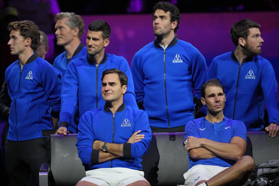 Roger Federer y Rafael Nadal lloran durante un encuentro de dobles en la Copa Laver, que marcó el retiro del primero, el 23 de septiembre de 2022 (AP Foto/Kin Cheung)