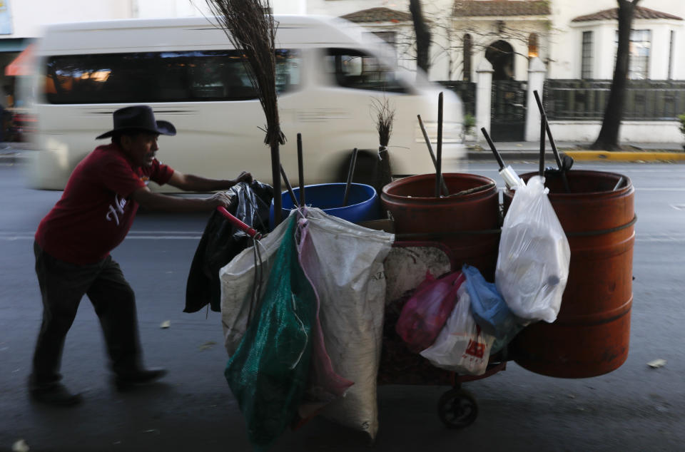 Un recolector de basura empuja su carro en la en la colonia Roma Sur de la Ciudad de México el miércoles 19 de diciembre de 2018. Las noticias sobre las 10 nominaciones de “Roma” de Alfonso Cuarón a los Premios de la Academia hicieron que los residentes del barrio de la infancia del director recordaran con alegría sus propias memorias y anticiparan que mostrarán la película a sus hijos algún día. (Foto AP/Rebecca Blackwell)