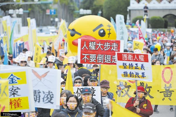 民眾上街頭疾呼台灣人權不要倒退走。