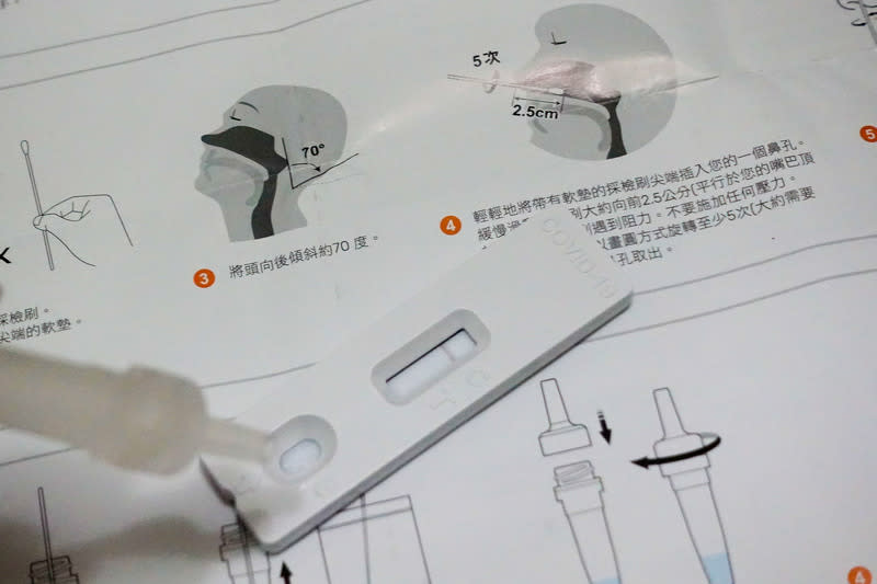 大陸外交部25日宣布自29日起，所有赴中國大陸人員可以登機前48小時內抗原檢測（快篩）代替PCR核酸檢測，航空公司不再查驗登機前檢測證明。（中央社資料照）