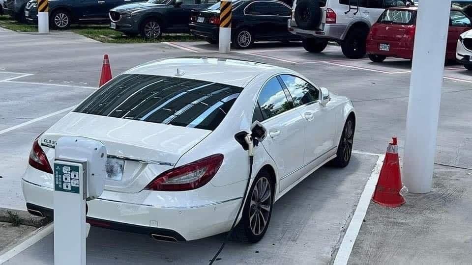 車位一向是稀缺資源，使得不少燃油車主為了停進電動車位而出奇招。(圖片來源/ 爆廢公社)