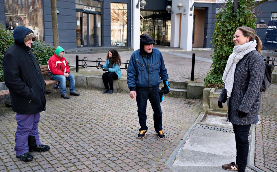 Des employés de l'équipe de rue de la municipalité d'Aalborg rencontrent des sans-abris dans le centre d'Aalborg, au Danemark, le 23 mars 2020.  - Ritzau Scanpix - AFP