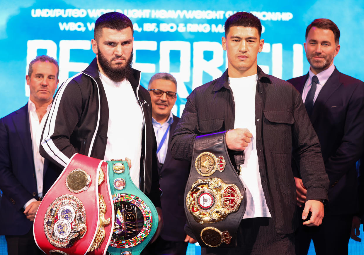 Bivol y Beterbiev posan en su primer careo rumbo a la unificación del 1 de junio. (Richard Pelham/Getty Images)