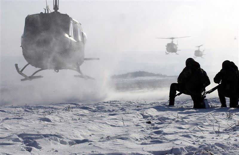 美國男子指控一架黑鷹直升機停在雪上摩托車使用的場地，沒有設立照明設備警示，導致他高速撞上左手斷裂受傷，向軍方提告求償950萬美元。(示意圖／PIXABAY)