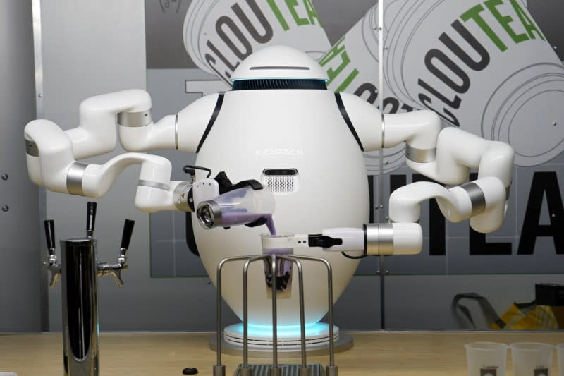 2023年1月6日至8日，CES技術展出現ADAM 「珍奶機器人」。（AP）