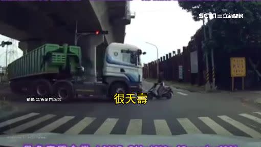 機車騎士綠燈直行卻差點被聯結車迎面撞上。（圖／翻攝自黑色豪門企業）