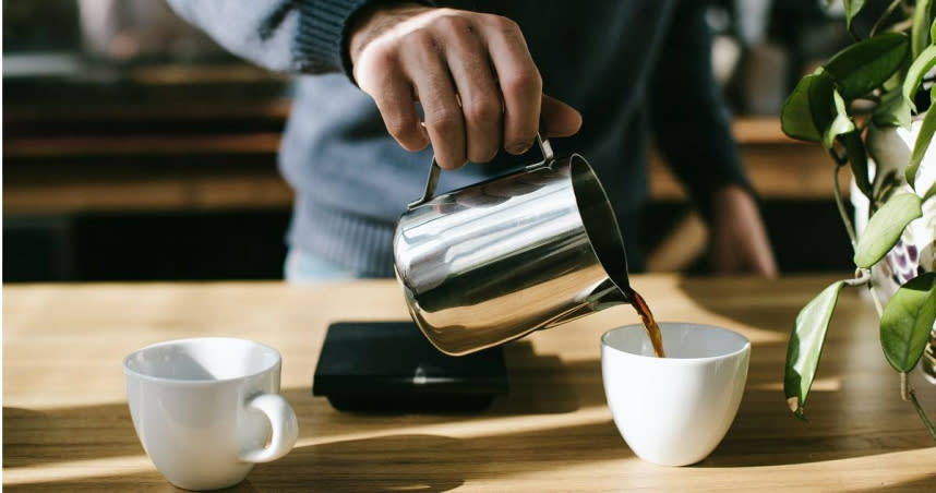 長期喝咖啡，當中的咖啡因是否會造成骨質疏鬆？營養師解答了。（示意圖／Pexels）