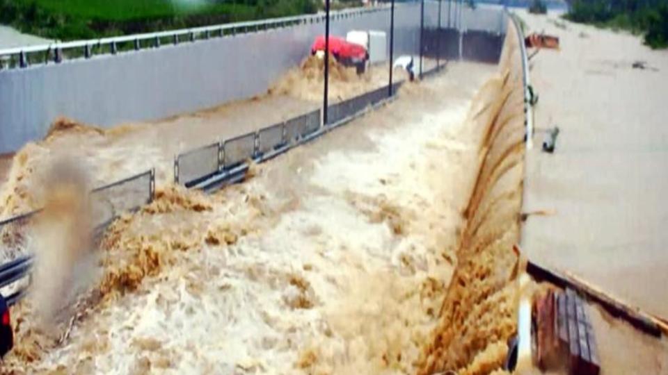 6萬噸潰堤河水湧入地下道，導致車輛滅頂。（圖／翻攝自韓聯社）