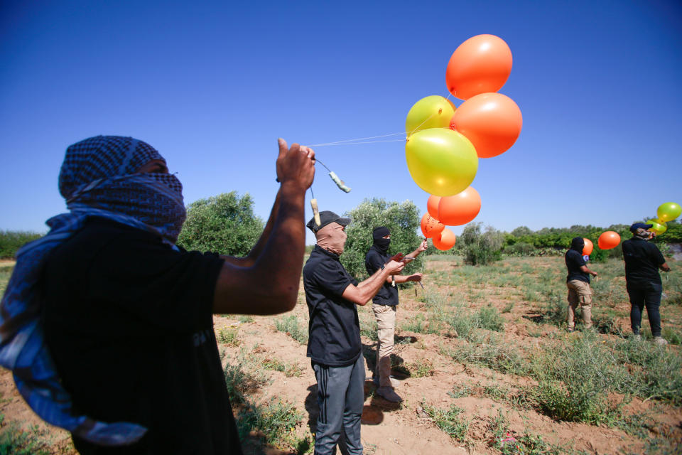 <p>Estos bombardeos han llegado como respuesta al lanzamiento de globos incendiarios desde Gaza. (Photo by Ahmed Zakot/SOPA Images/LightRocket via Getty Images)</p> 