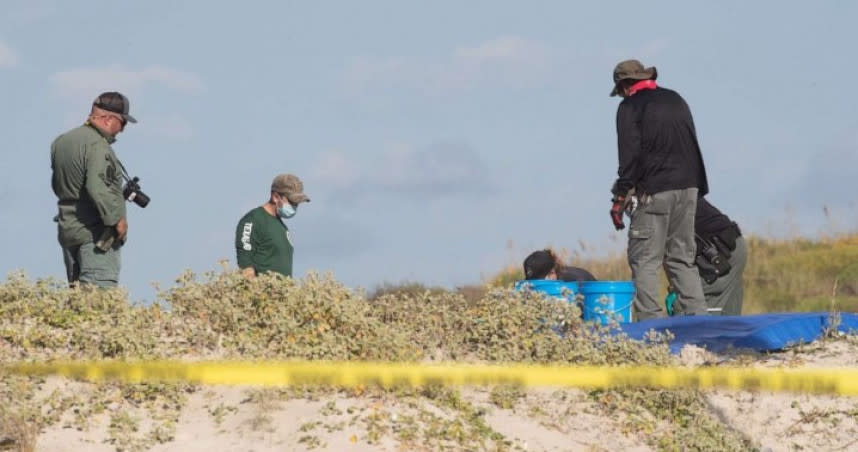 員警看見沙灘上有件被沙子覆蓋的胸罩，往下一挖，竟發現夫妻倆遺體就被埋在底下。（圖／翻攝《ABC》）
