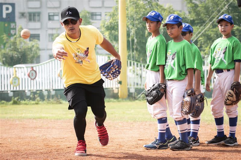 林子偉指導少棒選手守備。（圖／國泰金控提供）