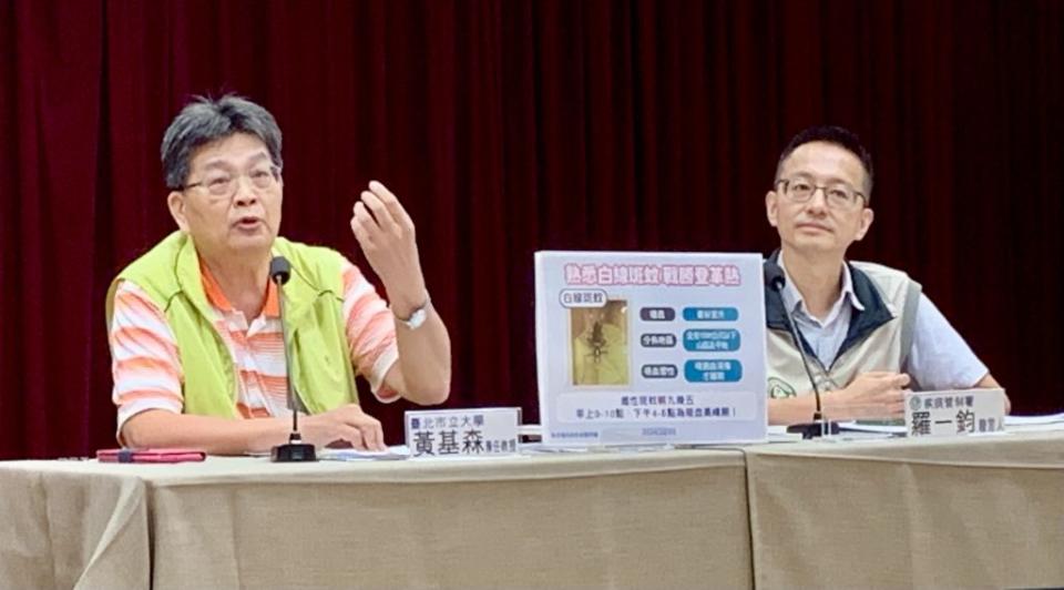 台北大學兼任教授黃基森（左）與疾管署副署長羅一鈞分析登革熱疫情。（記者戴淑芳攝）