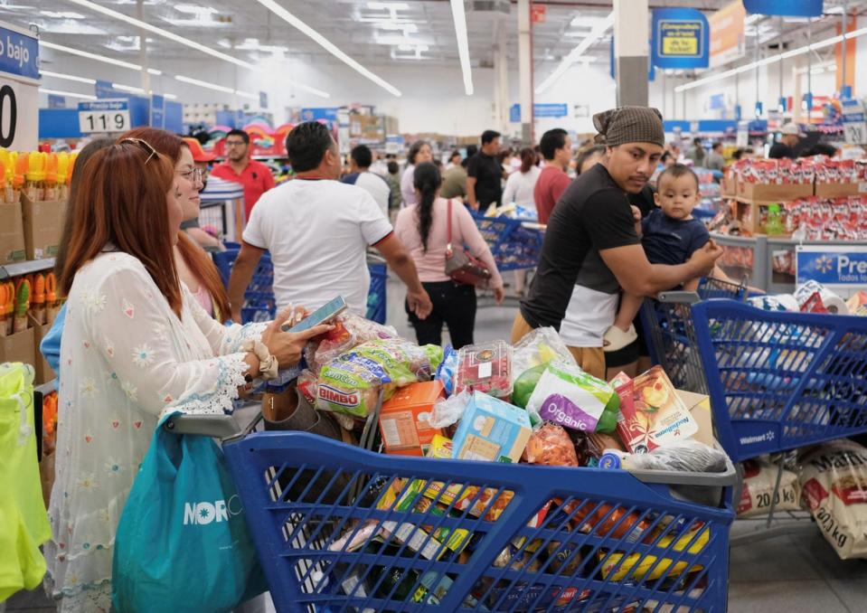 People buy supplies in Mexico as they prepare ahead of Hurricane Beryl (REUTERS)