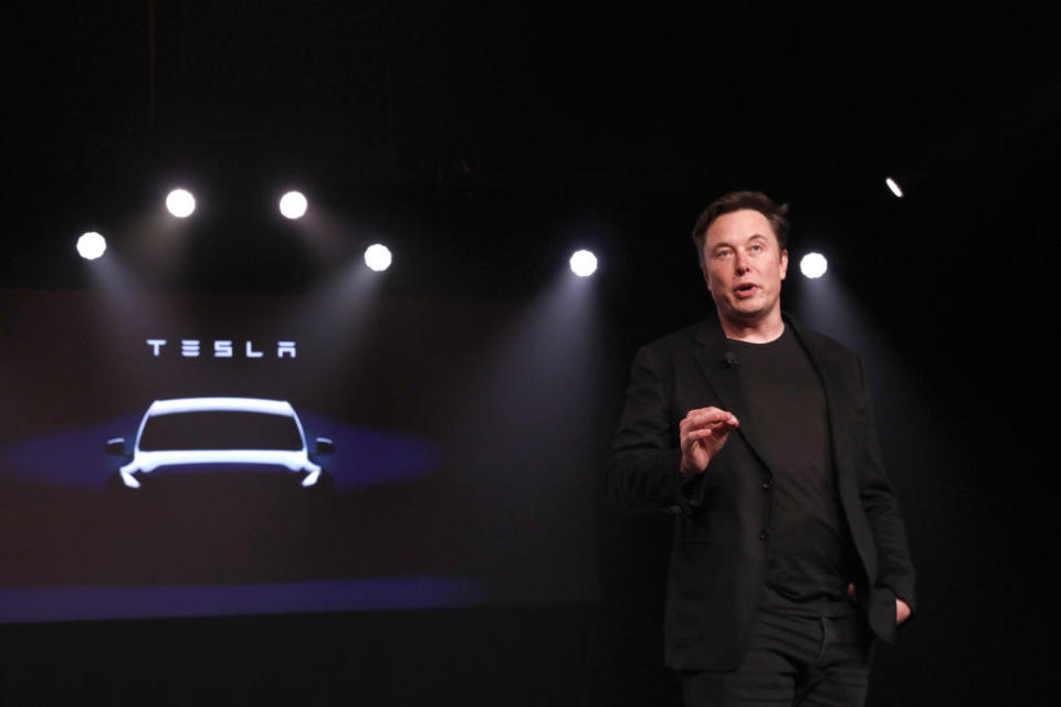 Elon Musk ha presentato il Model Y, sul palco del Design Studio di Palo Alto, in California (foto: Patrick T. Fallon/Bloomberg – Getty)