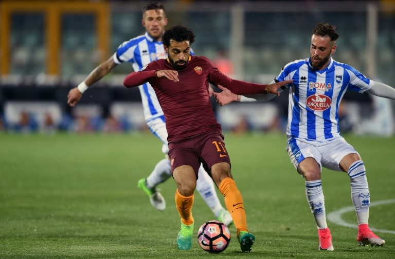 Roma's midfielder Mohamed Salah (C) vies with Pescara's defender Francesco Zampano (R) during the Italian Serie A football match between Pascara and Roma on April 24, 2017