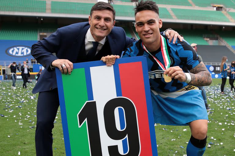 Con traje y corbata, como vicepresidente de Inter, en plena celebración del scudetto con un compatriota: Lautaro Martínez