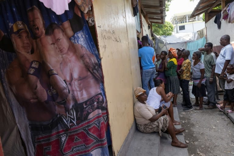 Devant une clinique mobile de l'ONG Alima dans un camp pour personnes déplacées à Port-au-Prince le 14 juin 2024 (ROBERTO SCHMIDT)